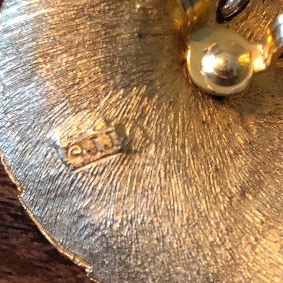 Two Vintage Brushed Gold Brooches - Picture 8 of 10